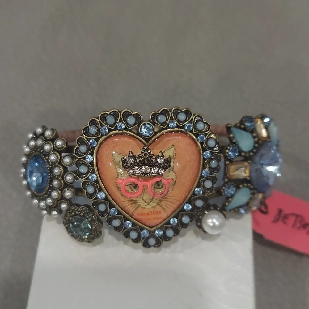 Betsey Johnson PRINCESS KITTY HINGED BRACELET - Picture 6 of 11